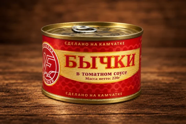 Жестяная банка бычков в томатном соусе «Норд Фиш», 220 г, на деревянном фоне
