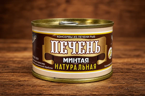 Жестяная банка натуральной печени минтая на деревянном фоне