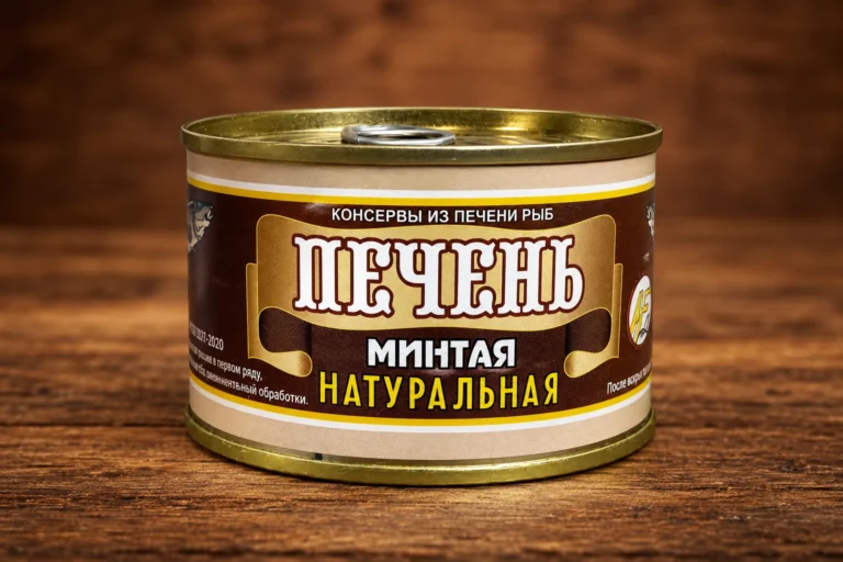 Жестяная банка натуральной печени минтая на деревянном фоне